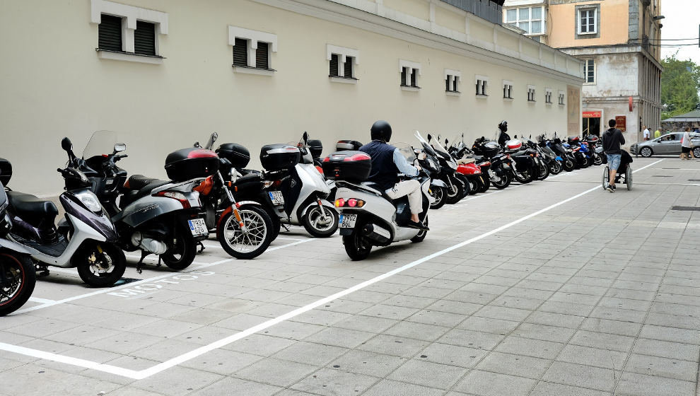 Motos aparcadas en Santander