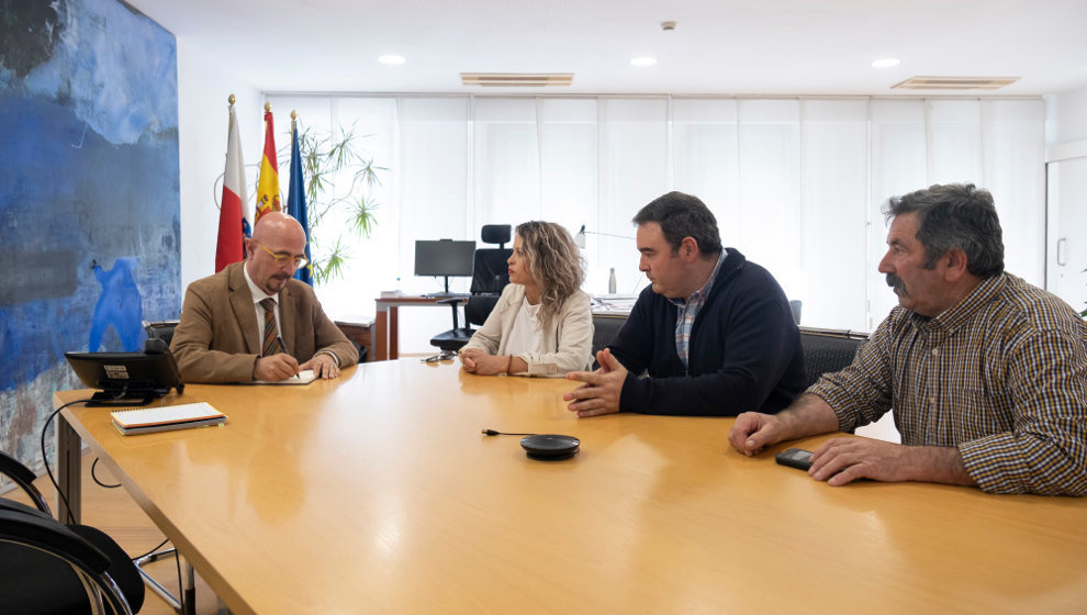 El consejero de Salud, César Pascual, recibe al alcalde de San Roque de Riomiera, José Antonio Fernández