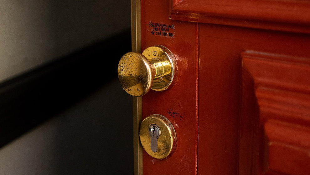 Una puerta de una vivienda abierta