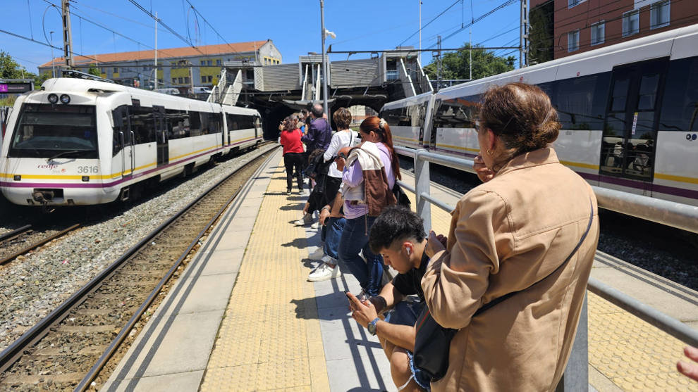 Pasajeros de un tren afectados por un fallo provocado al abrir las puertas dos adolescentes 