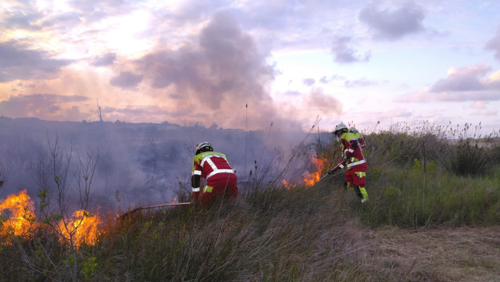 Los Bomberos del Servicio de Emergencias del 112 extinguen un incendio de vegetación en la playa de Trengandín  