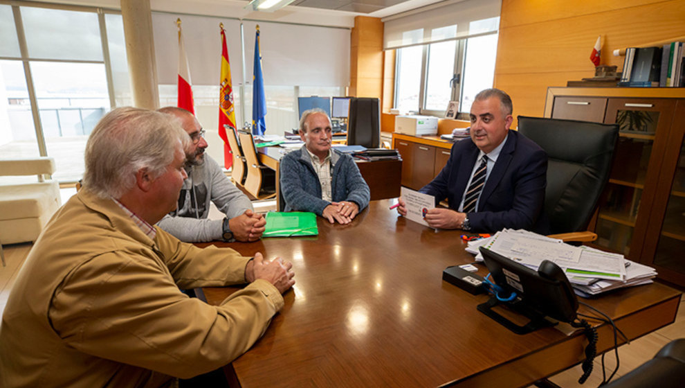 El consejero de Fomento, Roberto Media, en la reunión mantenida con la Junta Vecinal de Cabárceno  