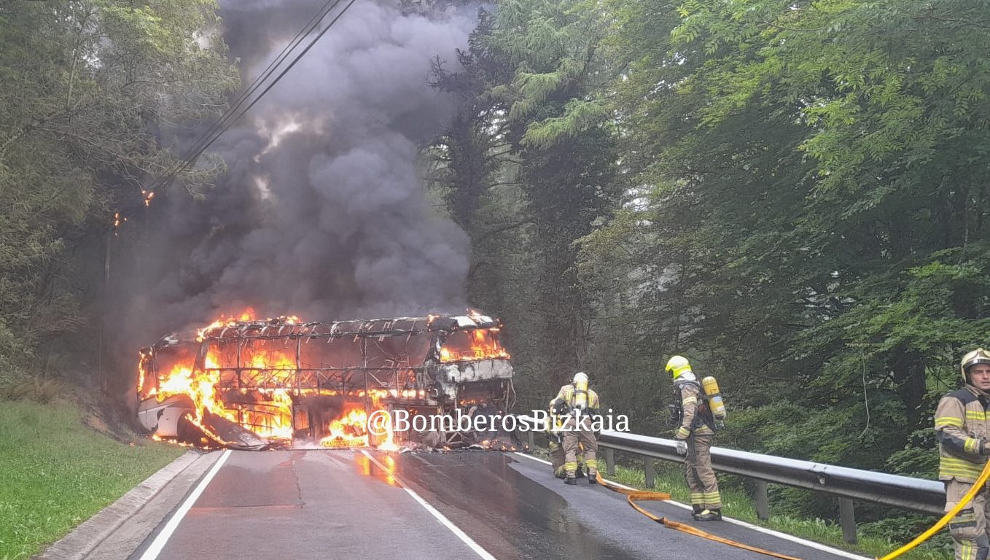 Incendio del autobús escolar en el País Vasco | Foto: Bomberos de Bizkaia