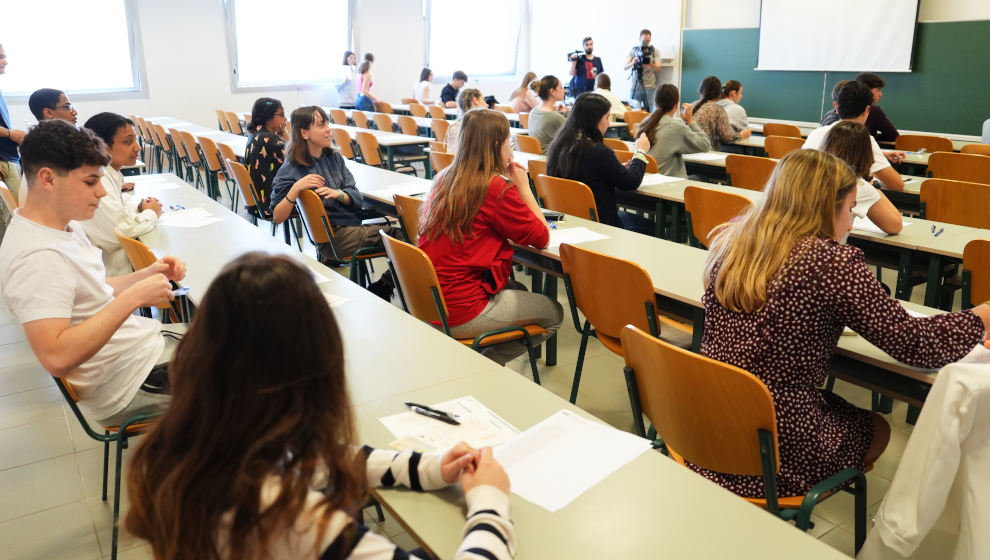 Estudiantes se examinan durante el primer día de las pruebas de la Evaluación del Bachillerato para el Acceso a la Universidad (EBAU), en la Universidad de Cantabria