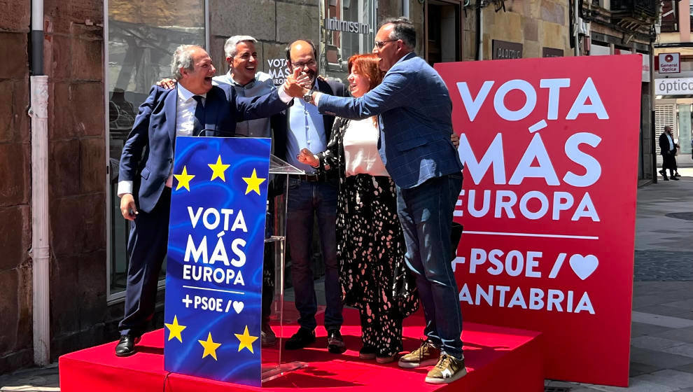 Acto electoral con el ministro de Industria y Turismo, Jordi Hereu, los candidatos cántabros a las europeas, Silvia Abascal y Raúl Pesquera, y los secretarios generales del PSOE en Cantabria y Torrelavega, Pablo Zuloaga y José Luis Urraca