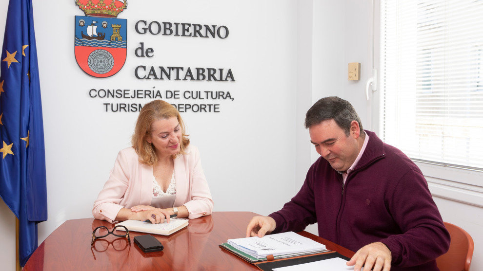 La consejera de Cultura, Turismo y Deporte, Eva Guillermina Fernández, recibe al alcalde de Miera, José Miguel Crespo