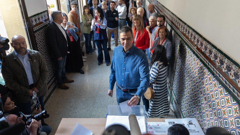 El secretario general del PSOE y presidente del Gobierno de España, Pedro Sánchez, ejerce su derecho a voto