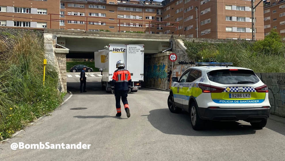 Camión de reparto atrapado en un paso subterráneo de Santander