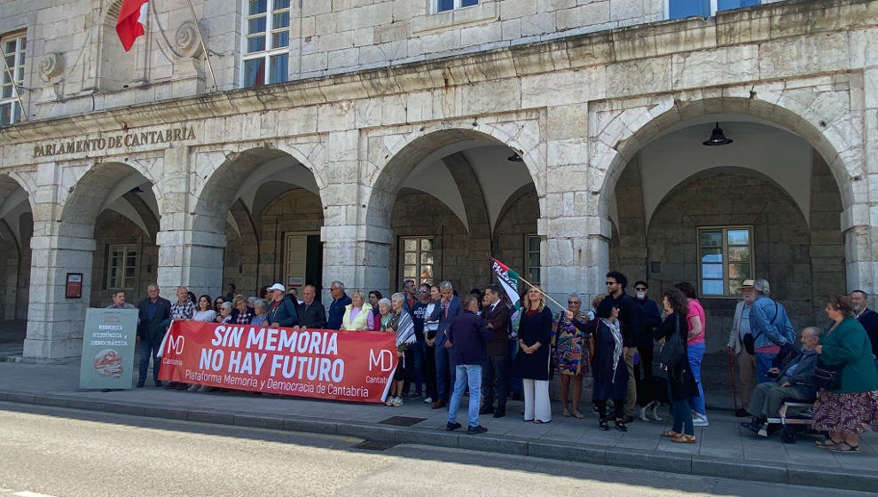 La Plataforma Memoria y Democracia de Cantabria convoca una concentración ante el Parlamento regional