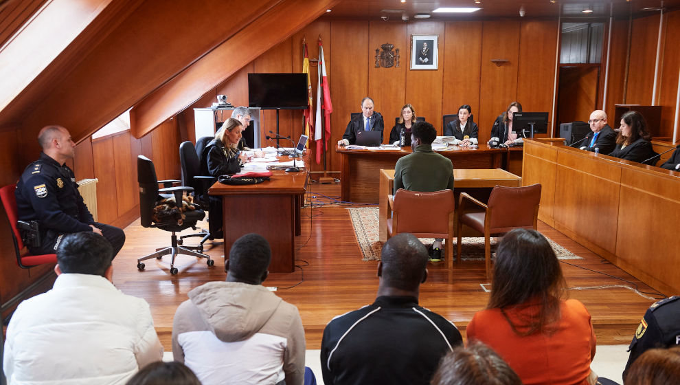 Los acusados durante un juicio por una violación grupal en Santander en 2022, en la Audiencia Provincial