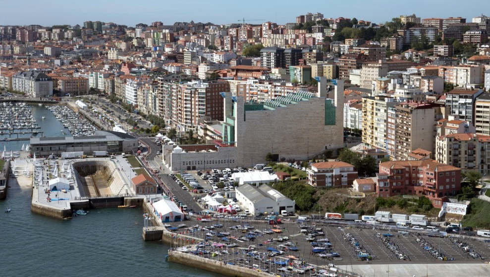 Vista aérea de Santander con el Palacio de Festivales en primer término