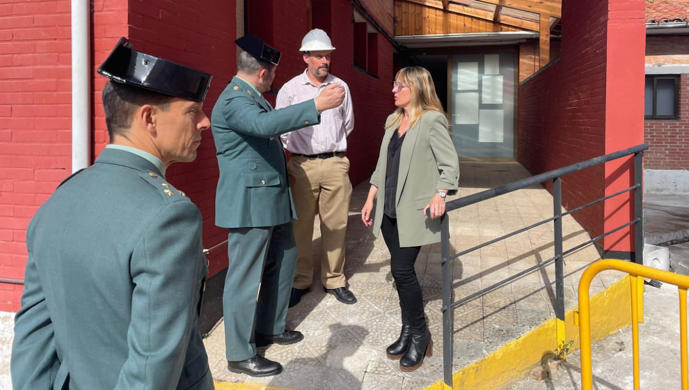 La delegada del Gobierno en Cantabria, Eugenia Gómez de Diego, visita las obras del cuartel de Cabezón de la Sal