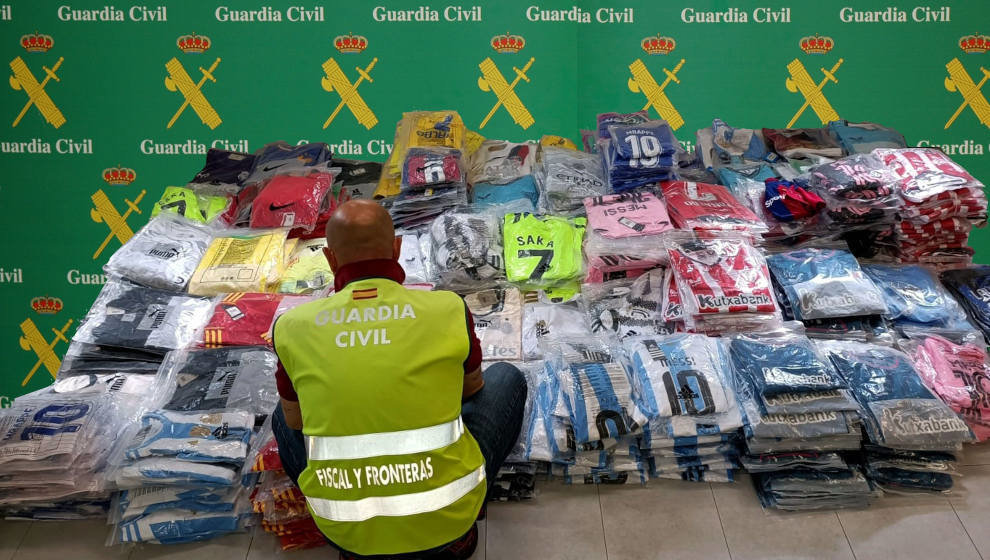 La Guardia Civil interviene en el Puerto de Santander más de un millar de prendas falsificadas