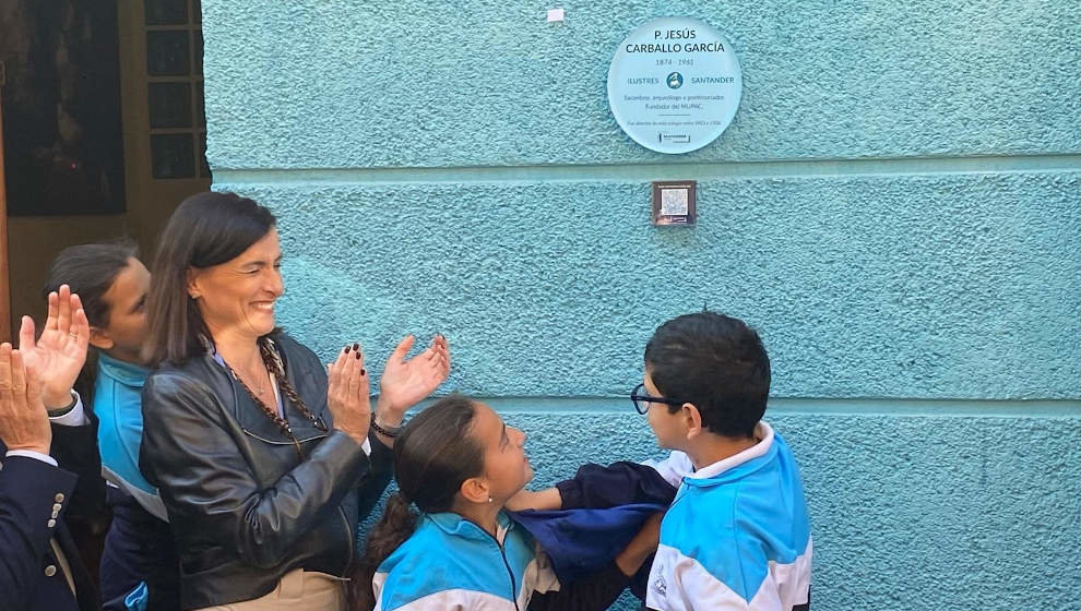 La alcaldesa de Santander, Gema Igual, junto a alumnos del colegio La Anunciación, descubren la placa al Padre Carballo
