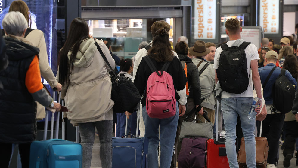 Numerosas personas con maletas salen de viaje