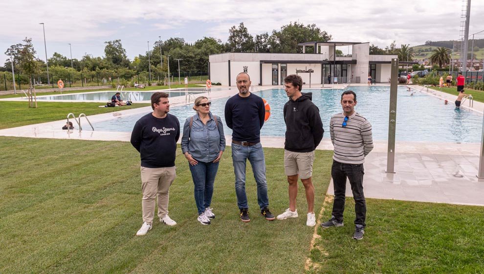 El alcalde de Torrelavega, Javier López Estrada, acompañado por miembros del Ayuntamiento en la inauguración de la piscina