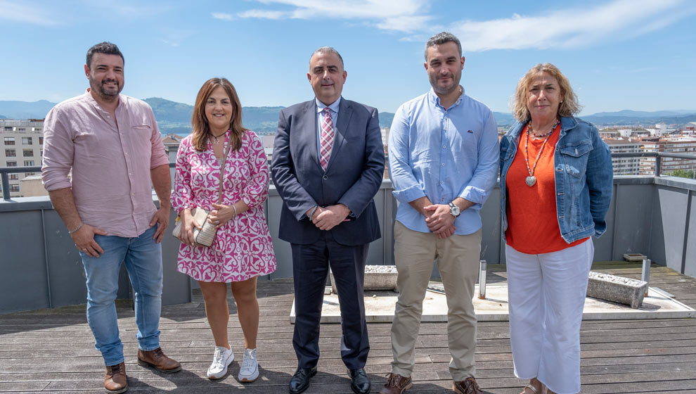 El consejero de Fomento, Ordenación del Territorio y Medio Ambiente, Roberto Media, recibe al alcalde de Ribamontán al Monte