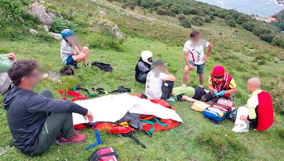 Atención y evacuación de un joven vasco que tuvo un accidente con parapente en Islares