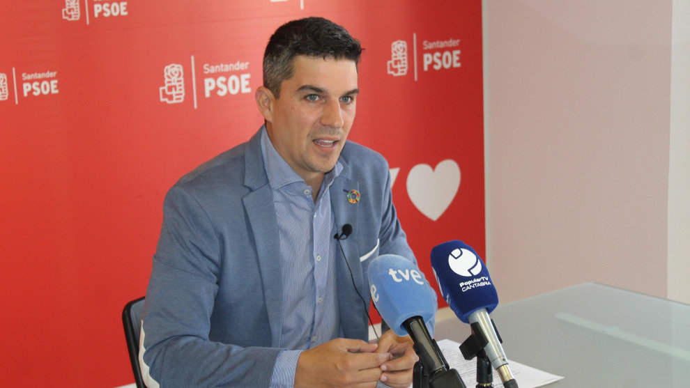 El portavoz del Grupo Municipal del PSOE de Santander, Daniel Fernández, en rueda de prensa 