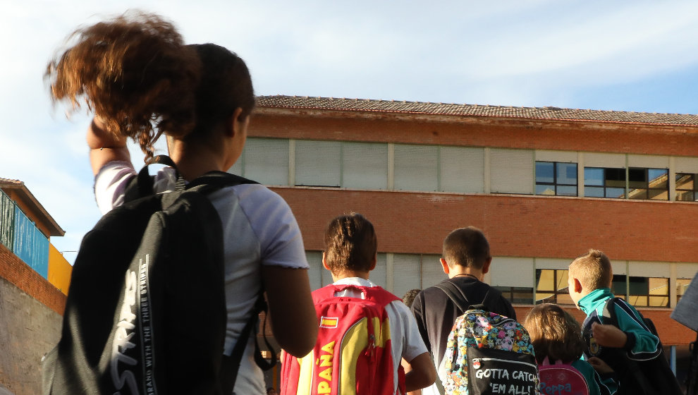 Varios niños a su llegada a clase