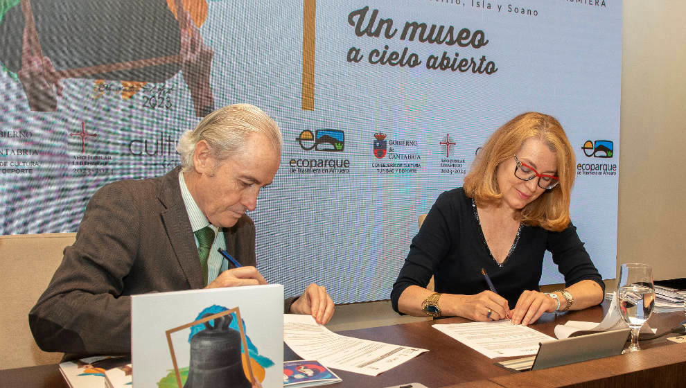 La consejera de Cultura, Turismo y Deporte, Eva Guillermina Fernández, firma el convenio de colaboración con el Ecoparque de Trasmiera