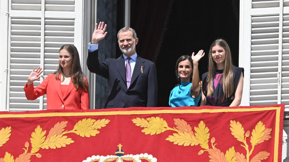 La Princesa Leonor, el Rey Felipe, la Reina Letizia y la Infanta Sofía saludan desde balcón de la Plaza de Oriente
