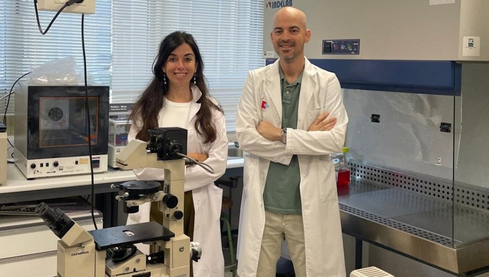 Los investigadores de IDIVAL Javier Riancho y Ana Santurtún en su laboratorio