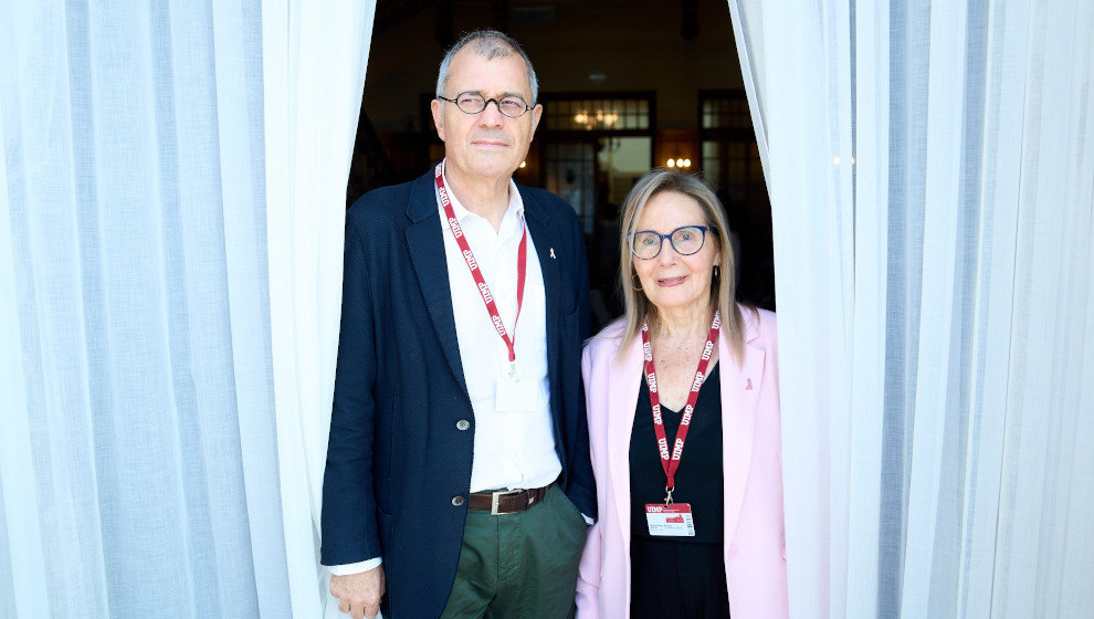 La presidenta de la Federación Española de Cáncer de Mama (FECMA), Antonia Gimón; y el coordinador científico de la estrategia en cáncer del Sistema Nacional de Salud, Josep Borrás