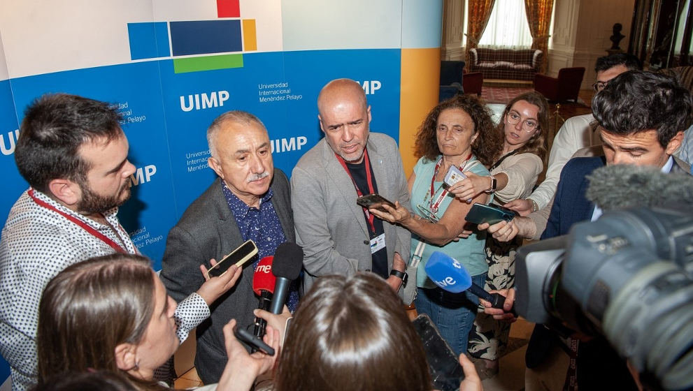 Los secretarios generales de UGT y CCOO, Pepe Álvarez y Unai Sordo, antes de su intervención en el XLI seminario de la APIE