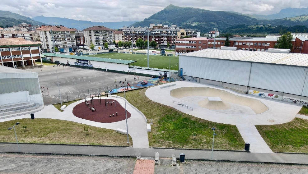 Colindres abre sus nuevas pistas de skate y un parque de calistenia junto al Paseo Marítimo