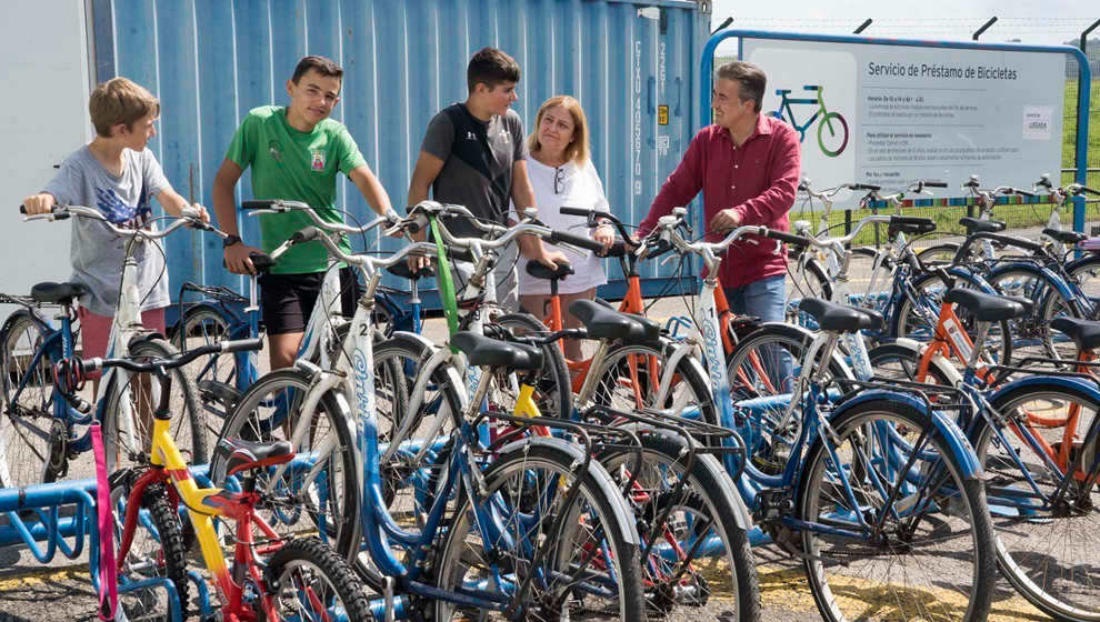 El alcalde de Camargo, Diego Movellán, en las instalaciones del servicio de préstamos gratuito de bicicletas de Punta Parayas