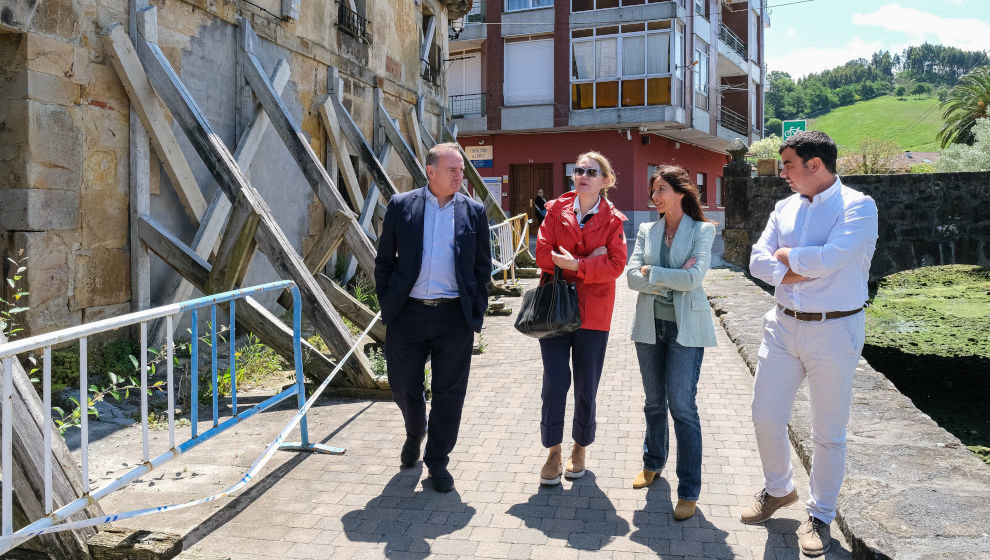 La consejera de Turismo, Eva Guillermina Fernández, visita Limpias junto al alcalde, Ignacio Sainz