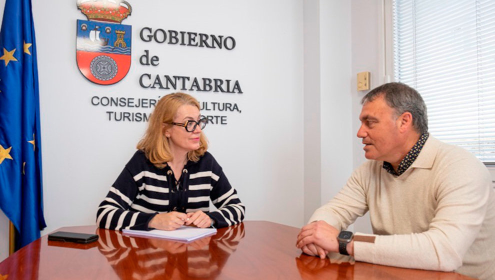 La consejera de Cultura, Turismo y Deporte, Eva Guillermina Fernández, y el alcalde de Ruesga, José Ramón Ochoa