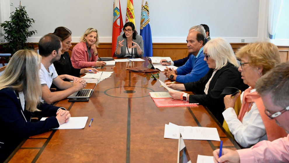 La alcaldesa preside la reunión del consejo de administración de Santurban