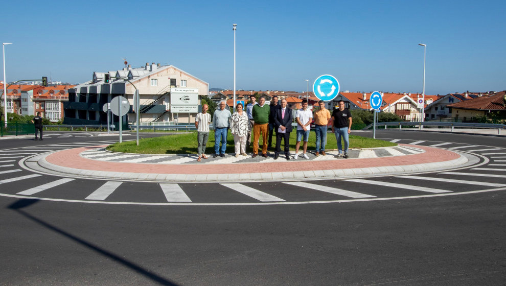 El consejero de Fomento, Ordenación del Territorio y Medio Ambiente, Roberto Media, inaugura la glorieta que mejora los accesos a Somo