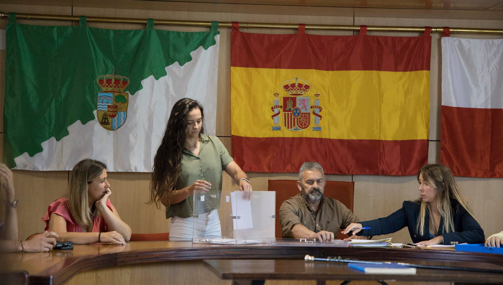 Mireia Maza (izq.), durante la votación en la que fue elegida alcaldesa de Noja