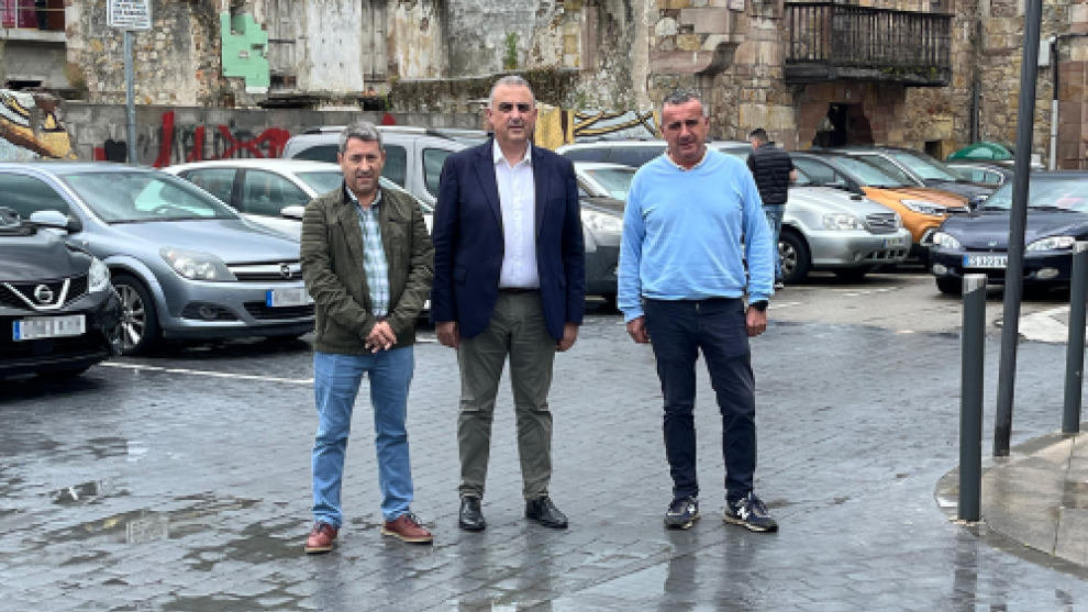 El consejero de Fomento, Ordenación del Territorio y Urbanismo, Roberto Media, visita Cabezón de la Sal, junto a su alcalde, Óscar López