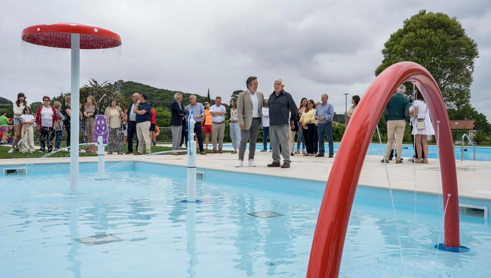 El alcalde de Camargo, Diego Movellán, inaugura la reforma de las piscinas municipales