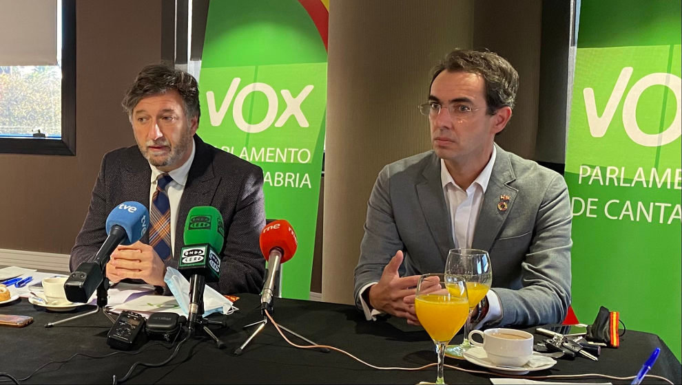 Los diputados de Vox en el Parlamento Cristóbal Palacio (izda) y Armando Blanco (derecha)