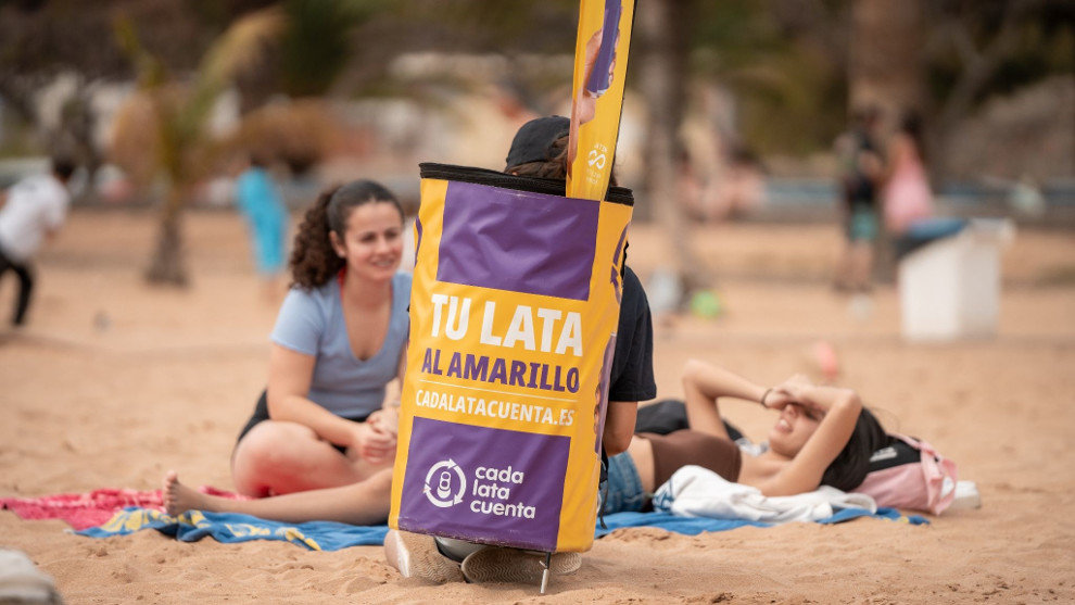 Cinco ciudades españolas, entre ellas Santander, impulsarán el reciclaje en la playa con Cada Lata Cuenta