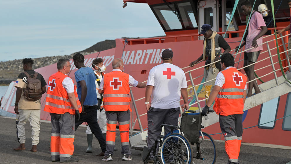La Cruz Roja atiende a migrantes rescatados en Canarias