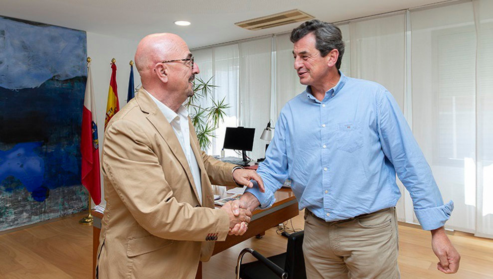El consejero de Salud, César Pascual, recibe al alcalde de Pesaguero, Enrique Sabaris