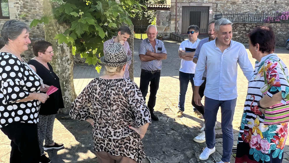 El secretario general del PSOE de Cantabria, Pablo Zuloaga, en Barcenaciones con la campaña 'Enciende Cantabria'