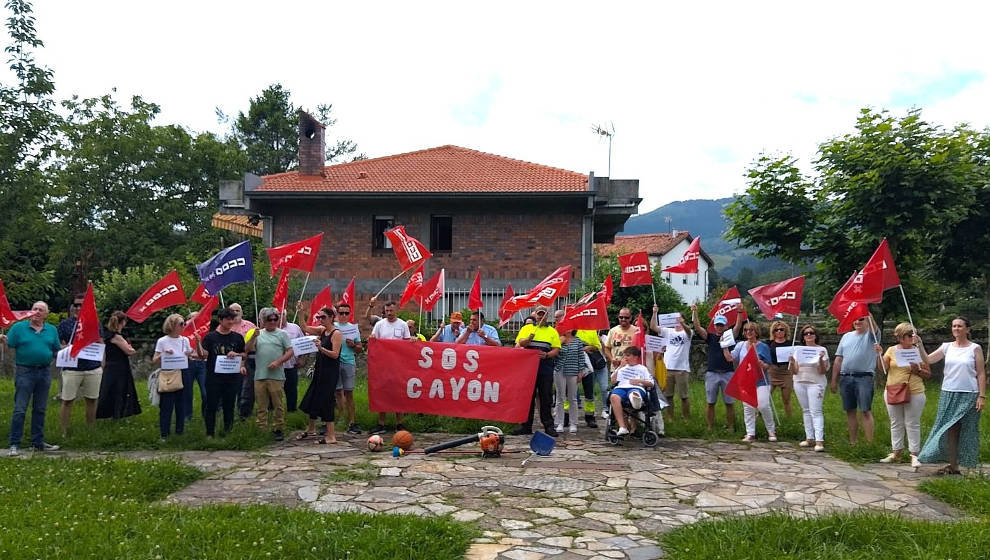 Concentración en el Ayuntamiento de Santa María de Cayón