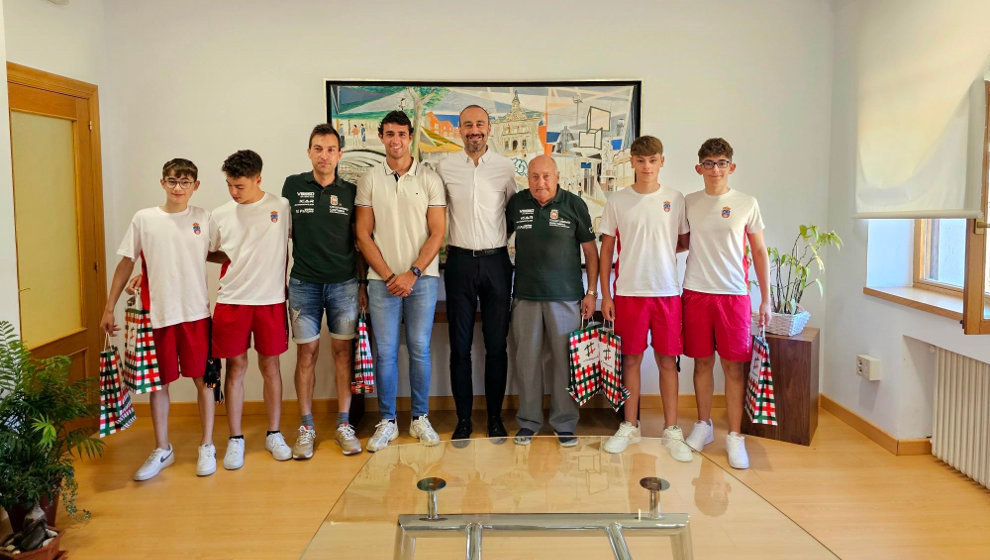 El alcalde, Javier López Estrada, y el concejal de Deportes, Nacho González, con integrantes del club Cicloturismo Cantabria. EDM Ciclismo Torrelavega