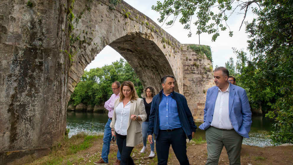 El consejero de Fomento, Ordenación del Territorio y Medio Ambiente, Roberto Media, ha anunciado la decisión de su departamento de acometer la reparación del puente viejo que conecta Oruña y Arce, en Piélagos