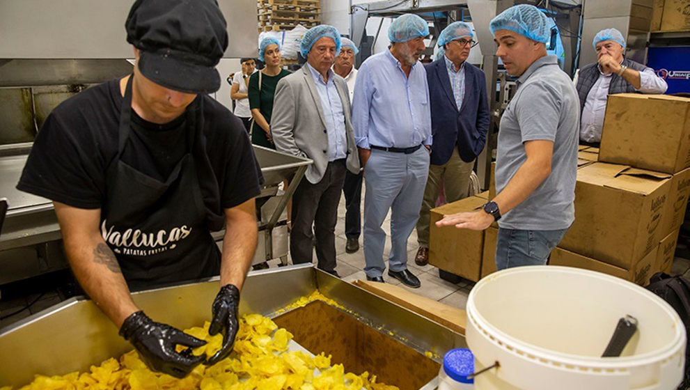 El consejero de Desarrollo Rural, Pablo Palencia, durante su visita a la fábrica de patatas fritas 'Vallucas'