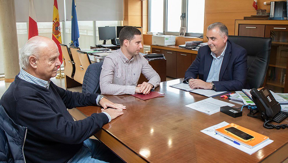 El consejero de Fomento, Ordenación del Territorio y Medio Ambiente, Roberto Media, recibe al alcalde de Rasines