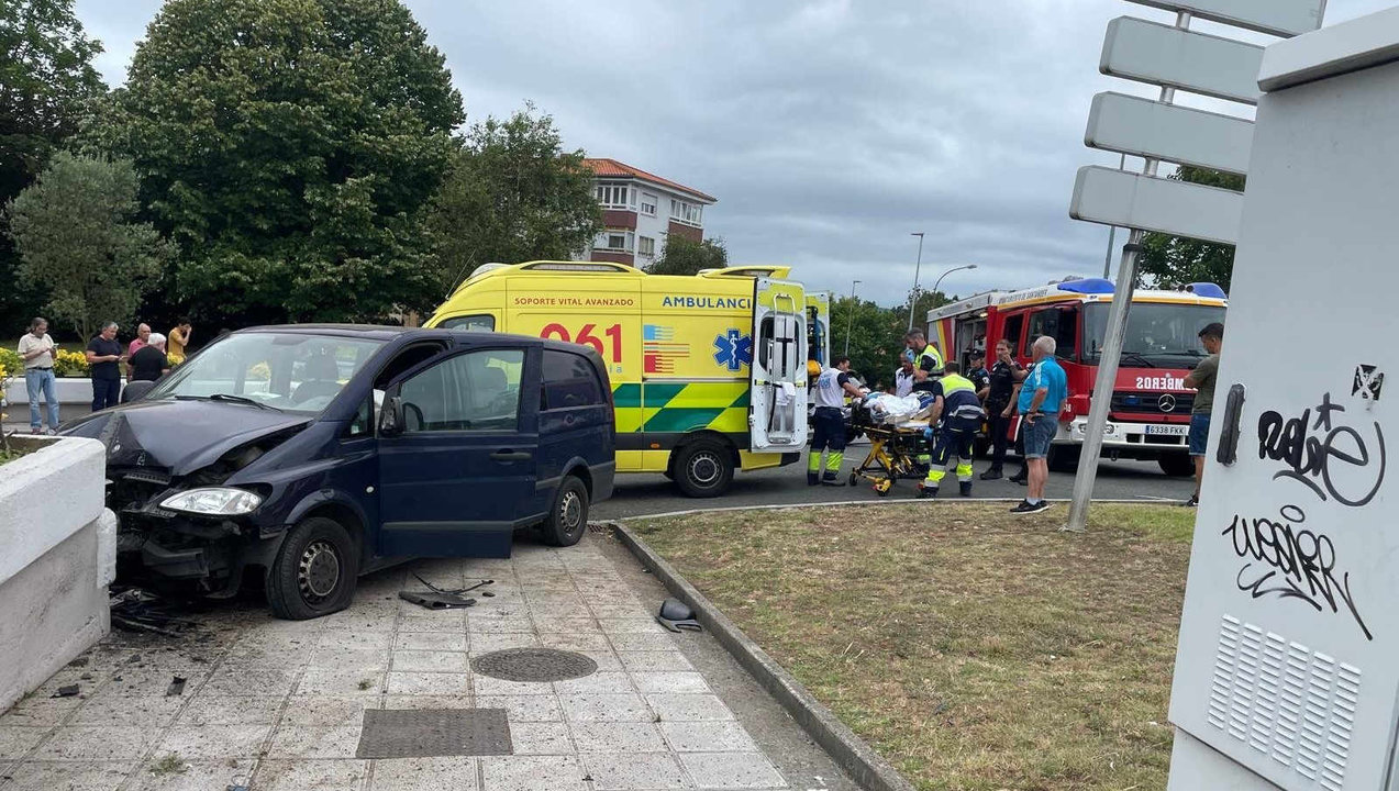 Ambulancia 061 en un accidente en la calle Cajo de Santander  