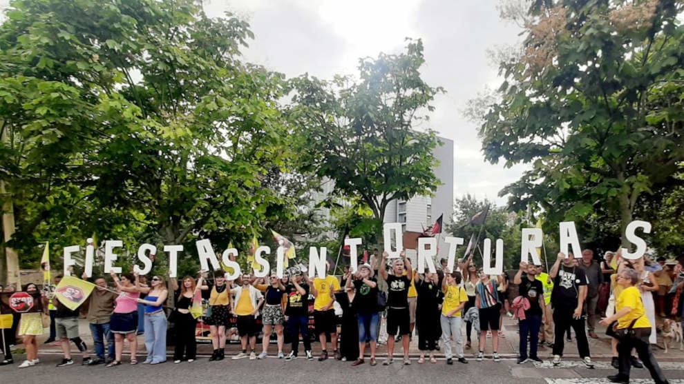 Manifestantes contra la tauromaquia